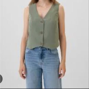 NWT Gap V-neck Vest in Sage Green